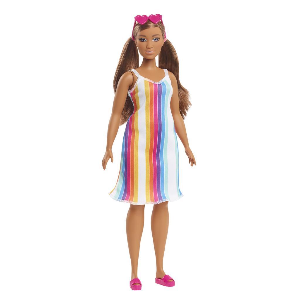 Barbie adore la robe arc-en-ciel de l'océan