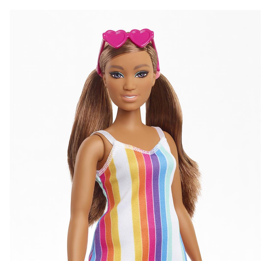 Barbie adore la robe arc-en-ciel de l'océan