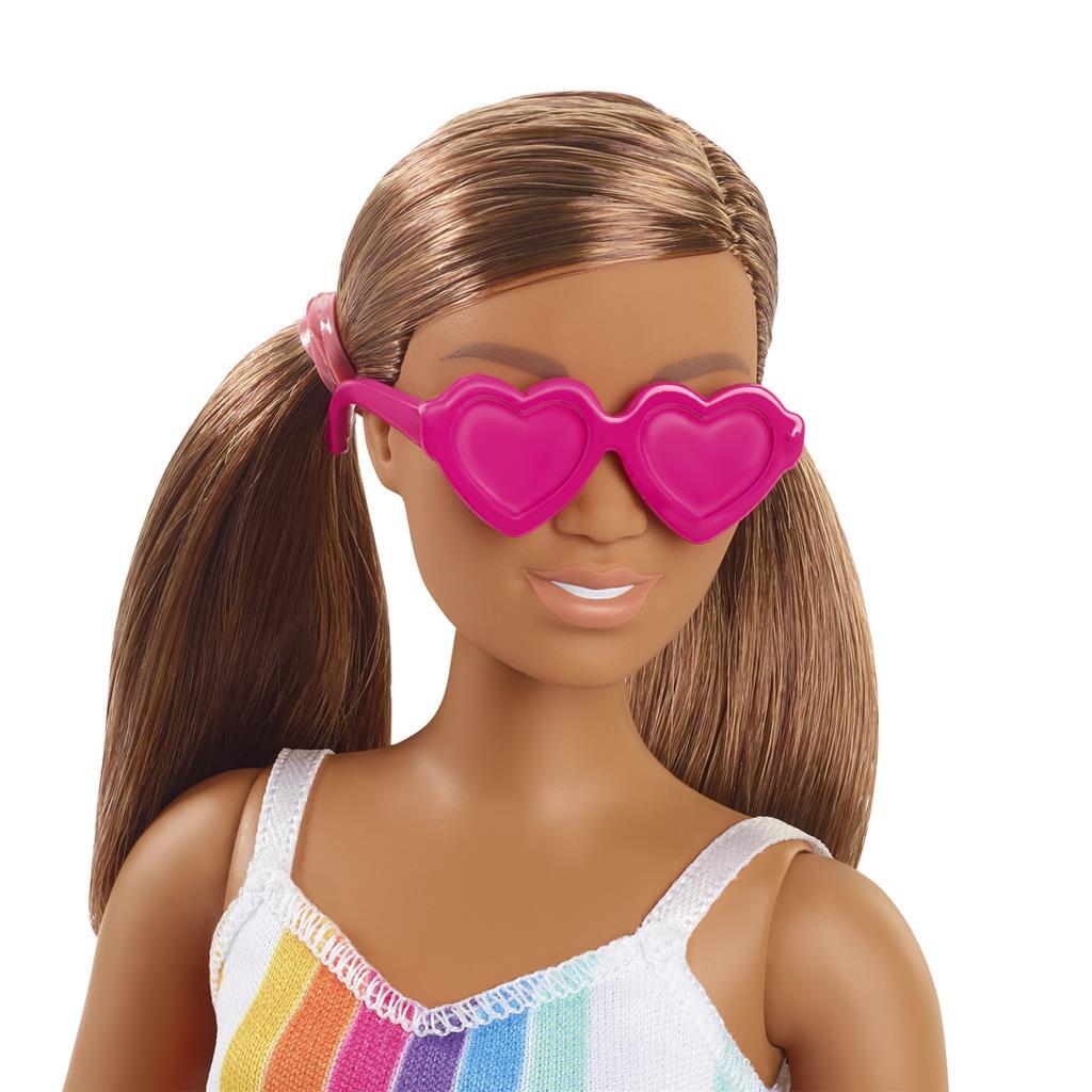 Barbie adore la robe arc-en-ciel de l'océan