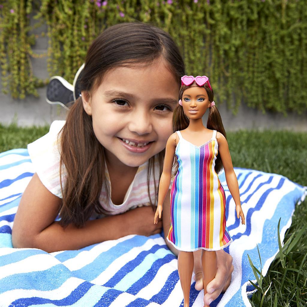 Barbie adore la robe arc-en-ciel de l'océan
