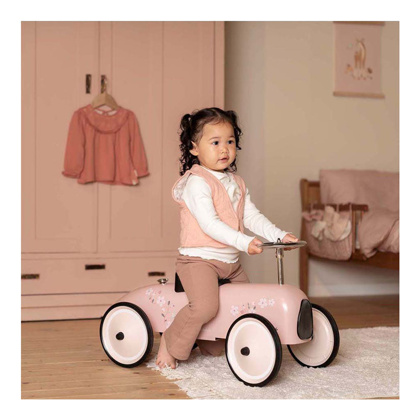Petite voiture rétro hollandaise rose
