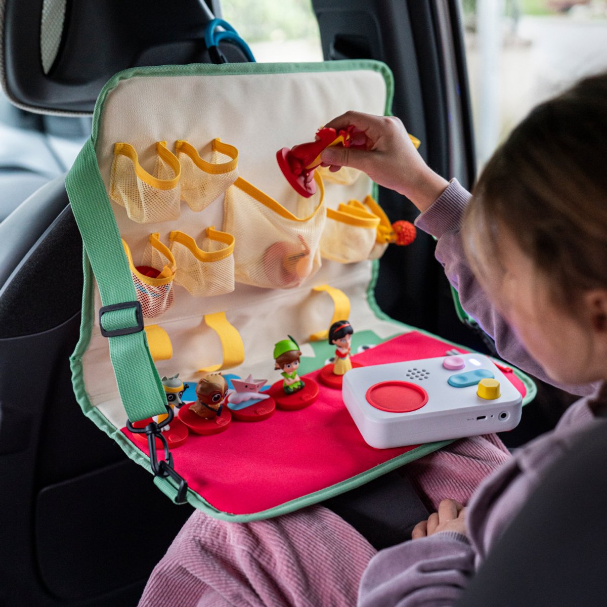 Faba - gamme pour voiture vroommm - est idéale pour vos voyages - elle s'accroche dans le dossier du siège - et dispose de plusieurs compartiments - peut être fermée avec son transformateur et une mallette facile à transporter