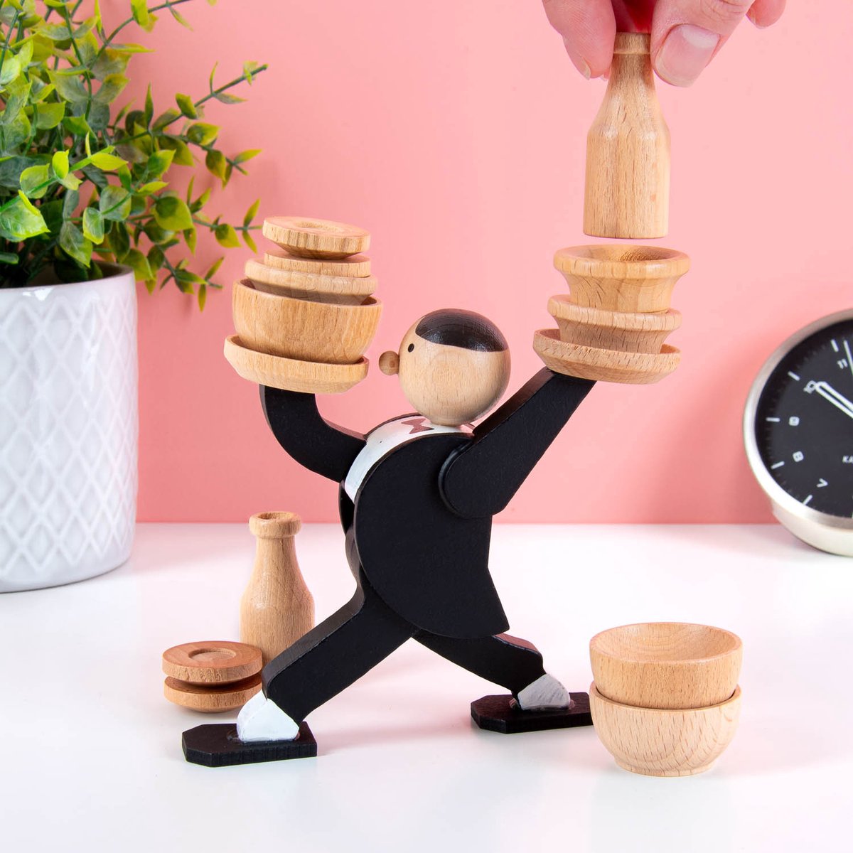 Kikkerland jeu de société ne donne pas de pourboire au serveur - jeu d'empilage - ne laisse pas le serveur tomber - jeu d'équilibre - jeu - contrôle ton équilibre - activité - jeu familial - amusant pour les enfants à partir de 6 ans