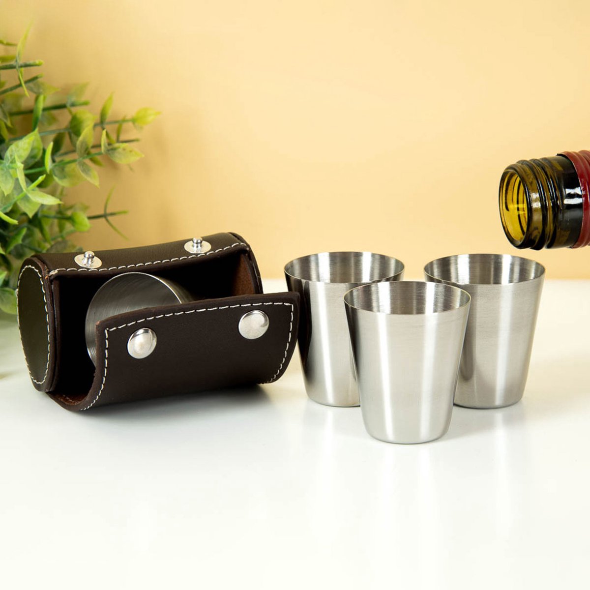 Verre à shot Kikkerland - lot de 4 - avec revêtement en cuir - acier inoxydable - facile à transporter - cadeau pour homme