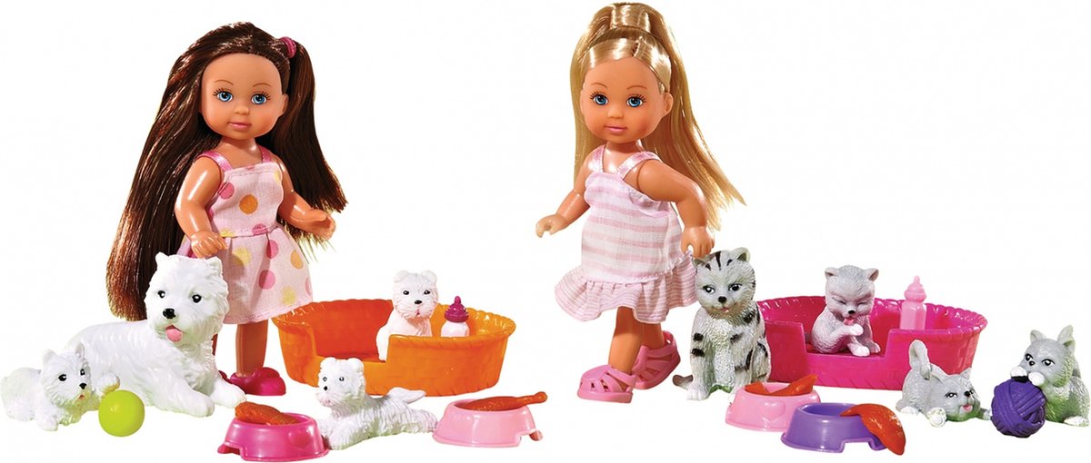 Evi adore les chatons amoureux des animaux