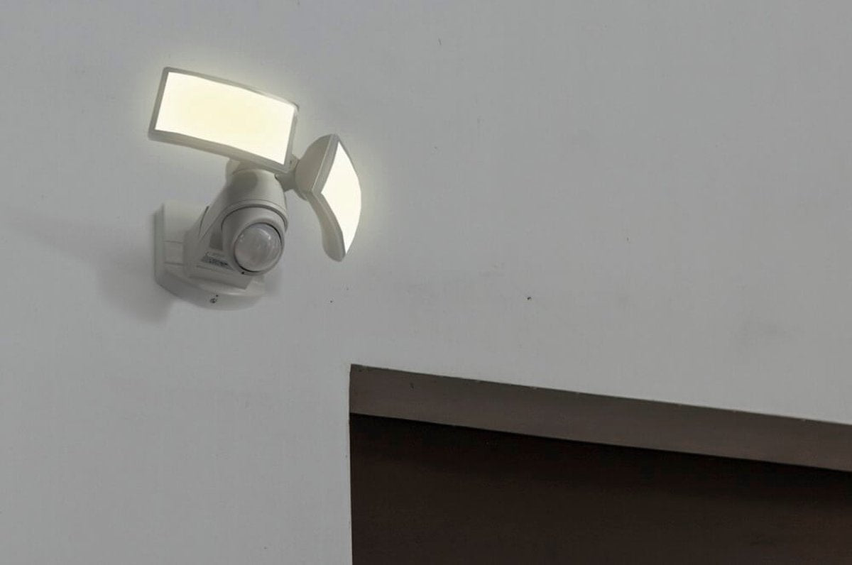 Lutec arc - applique d'extérieur LED avec capteur - détecteur de mouvement PIR - capteur jour/nuit - projecteur puissant 1200lm - lumière vive 5000k - IP54 extra résistant aux intempéries - blanc