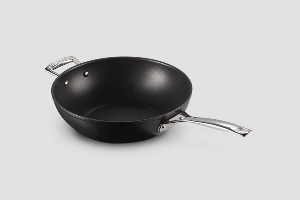Poêle wok Le Creuset avec manche - les forgées tns - ø 30 cm 4,7 litres - revêtement antiadhésif standard