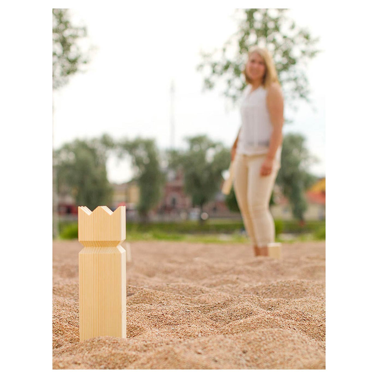 Tactic Kubb – jeu d'attraper et de lancer – jeu de lancer suédois original dans une boîte portable pratique – bois de pin durable