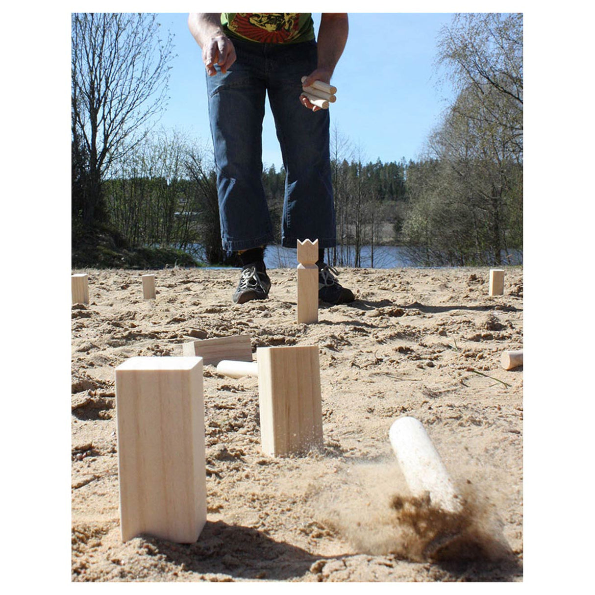 Tactic Kubb – jeu d'attraper et de lancer – jeu de lancer suédois original dans une boîte portable pratique – bois de pin durable