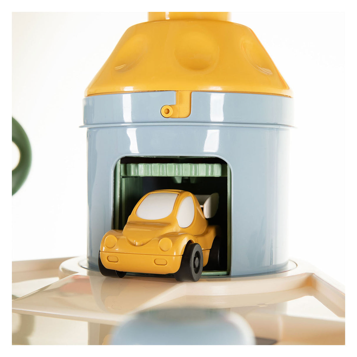 Tour de garage Cavallino avec 7 étages et voitures aux couleurs pastel