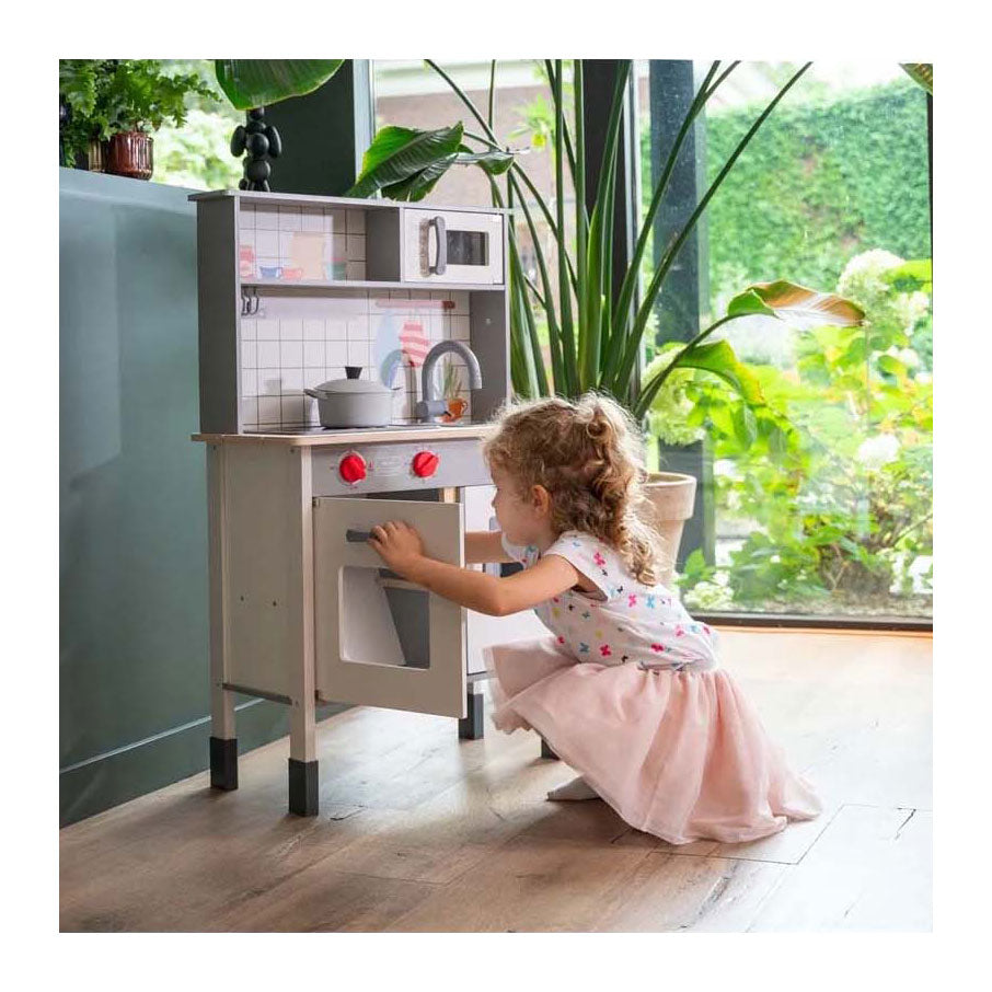 Kitchenette en bois avec accessoires