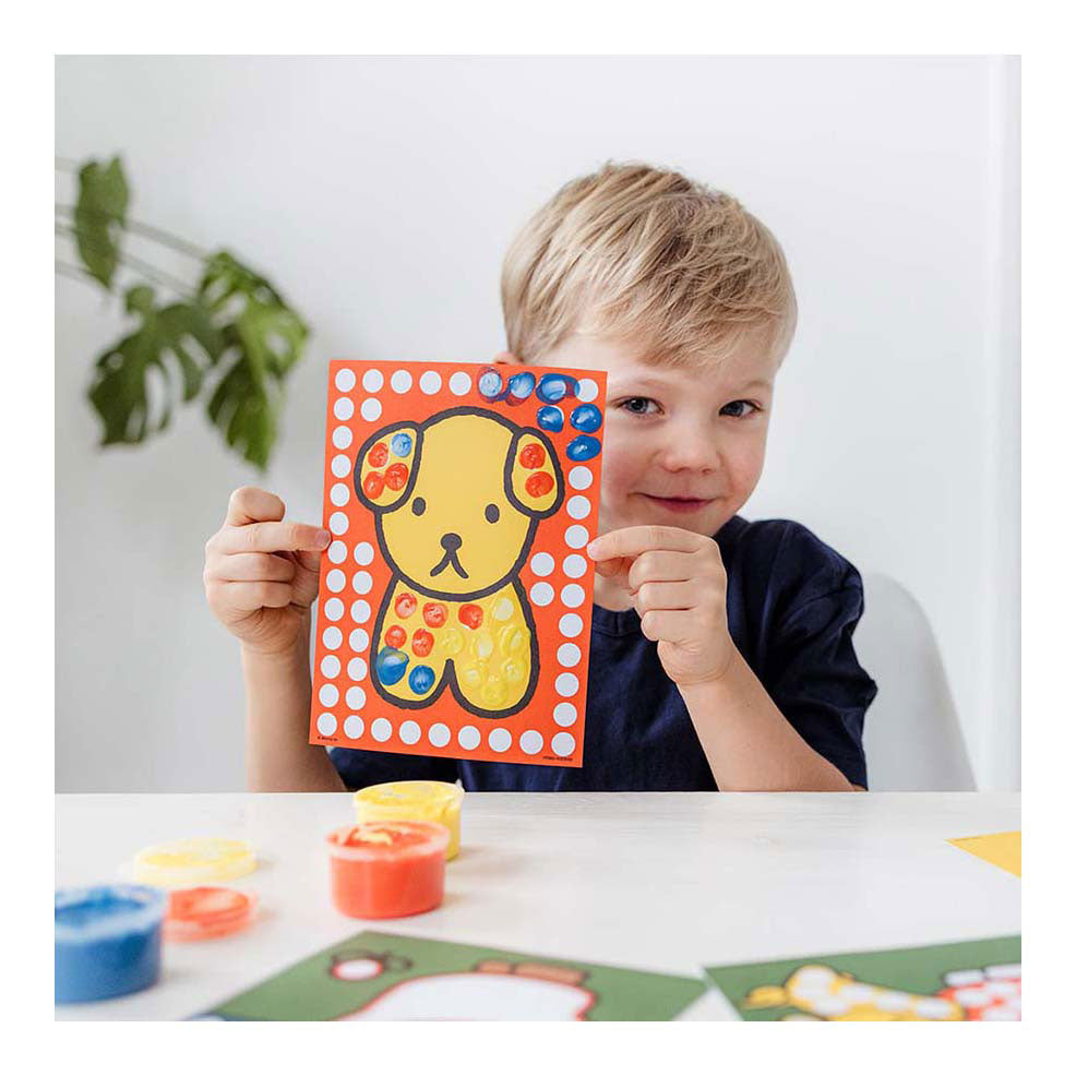 Groupe d'artisanat créatif créatif avec de la peinture au doigt Miffy
