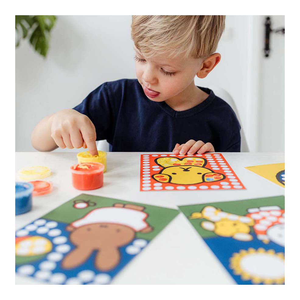 Groupe d'artisanat créatif créatif avec de la peinture au doigt Miffy
