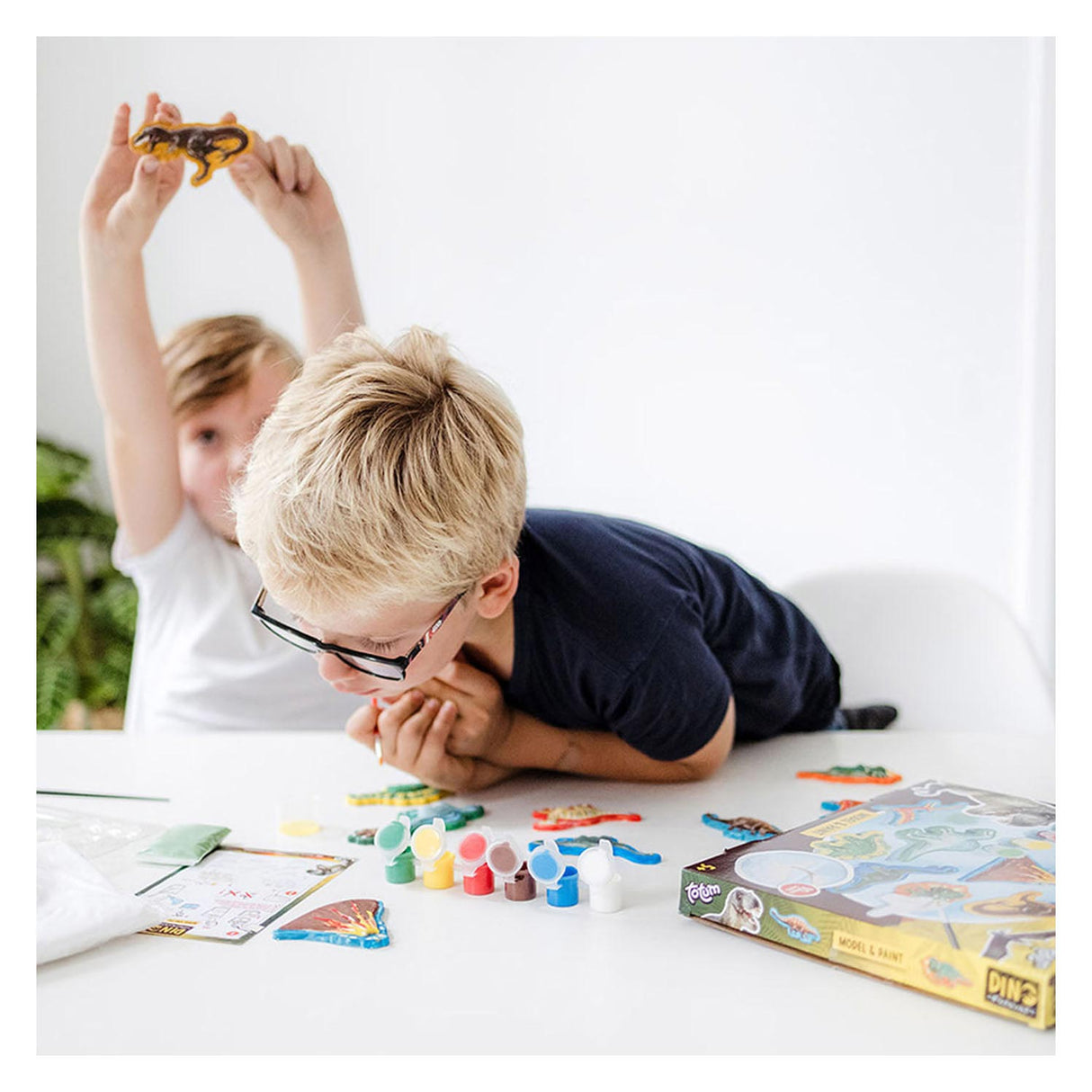 Totum Dinosaur Junior Craft Set Kit de plâtre et de peinture Dino Forever Model Paint avec plâtre, 6 couleurs de peinture - Astuce cadeau pour les garçons