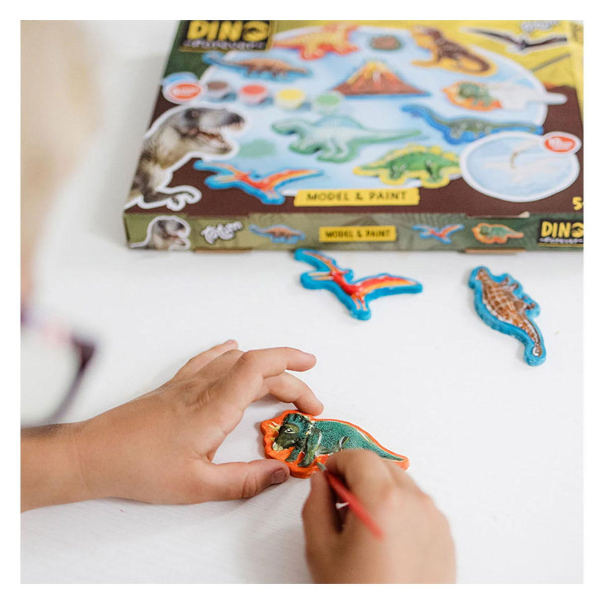 Totum Dinosaur Junior Craft Set Kit de plâtre et de peinture Dino Forever Model Paint avec plâtre, 6 couleurs de peinture - Astuce cadeau pour les garçons