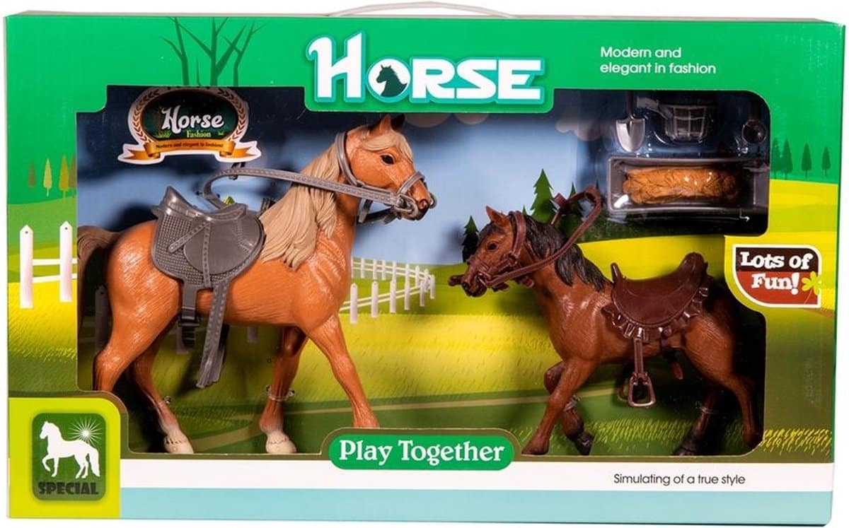 Cheval cheval avec poulain et divers accessoires