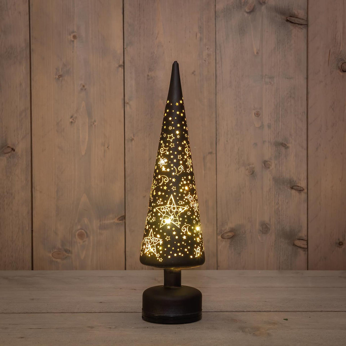 Anna's collection beeld kerstboompje led met sterren op voet draaiend met timer glas 10x10x39cm zwart en sneeuw werkt op batterij en usb c