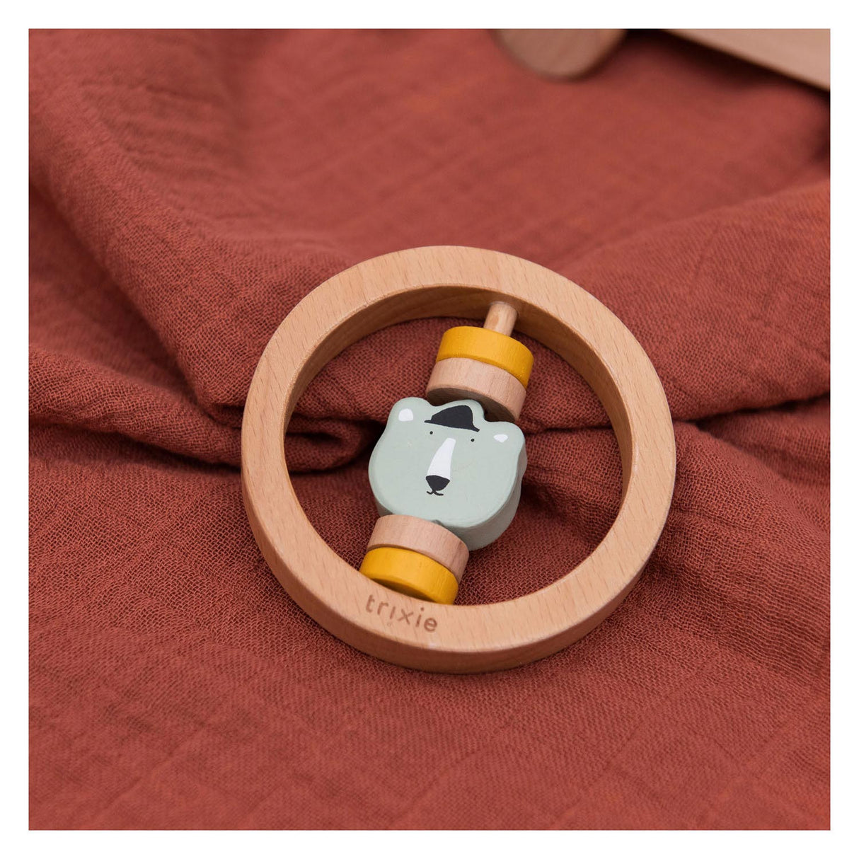 Trixie Wooden hochet autour de M. Bear