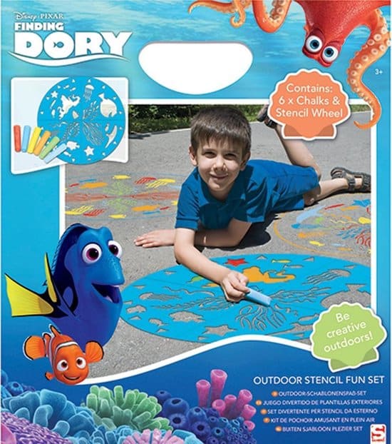 Jonotoys trouvant la craie de trottoir de Doris avec de grands pochoirs pour dessiner dans la rue
