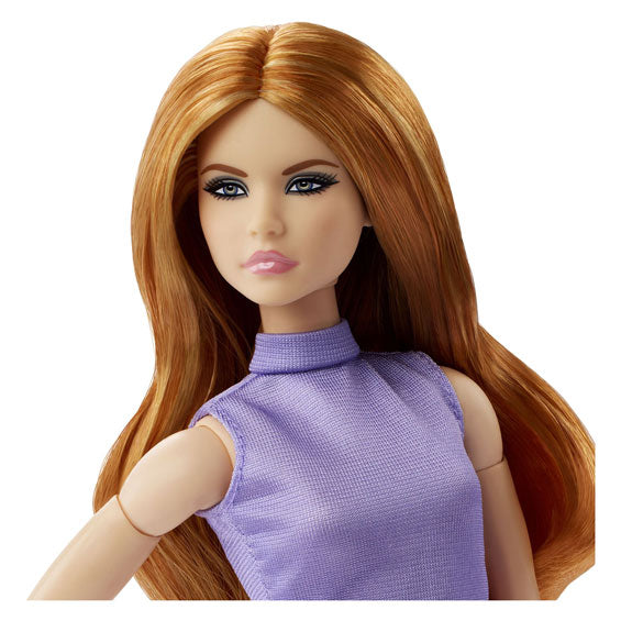 Mattel ressemble à une poupée mannequin aux cheveux roux et à la tenue violette