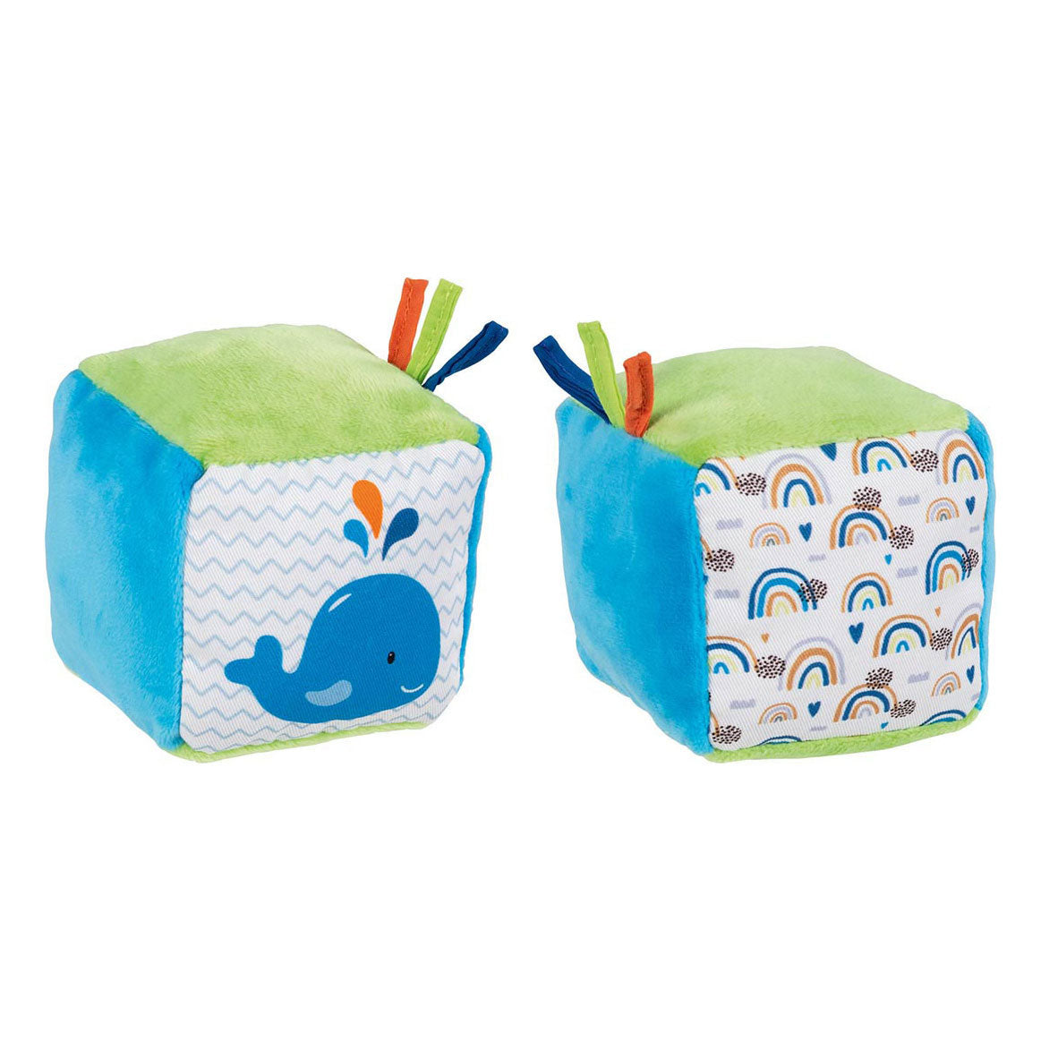 Jouet pour bébé cube souple Goki avec baleine et feuille froissée.