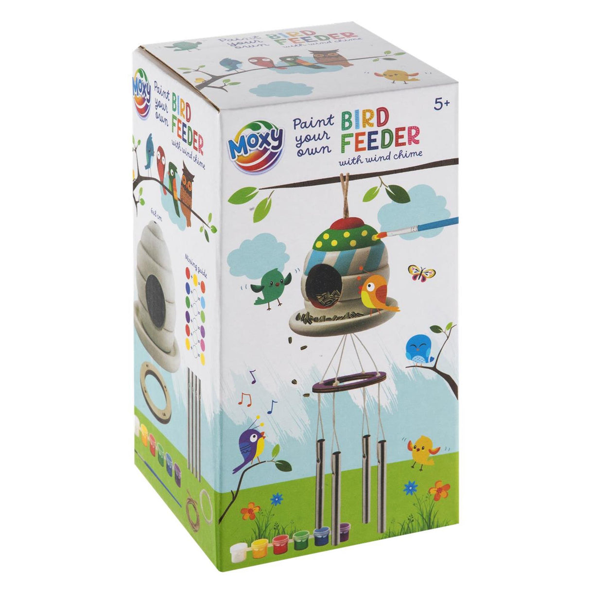 Un groupe d'artisans créatifs fabrique sa propre mangeoire à oiseaux avec un attrape-vent