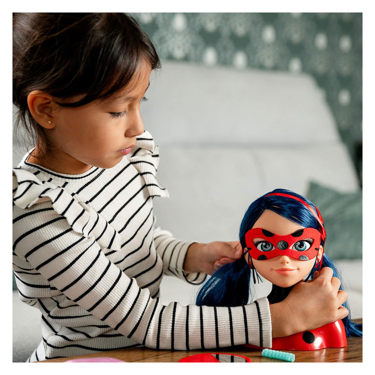 Bandai - miraculeuse coccinelle - tête à coiffer miraculeuse deluxe 21cm - tête à coiffer coccinelle + 30 accessoires, clips, rubans, bijoux - miraculeuse sous licence officielle - jouets enfant 4 ans et + - p50247
