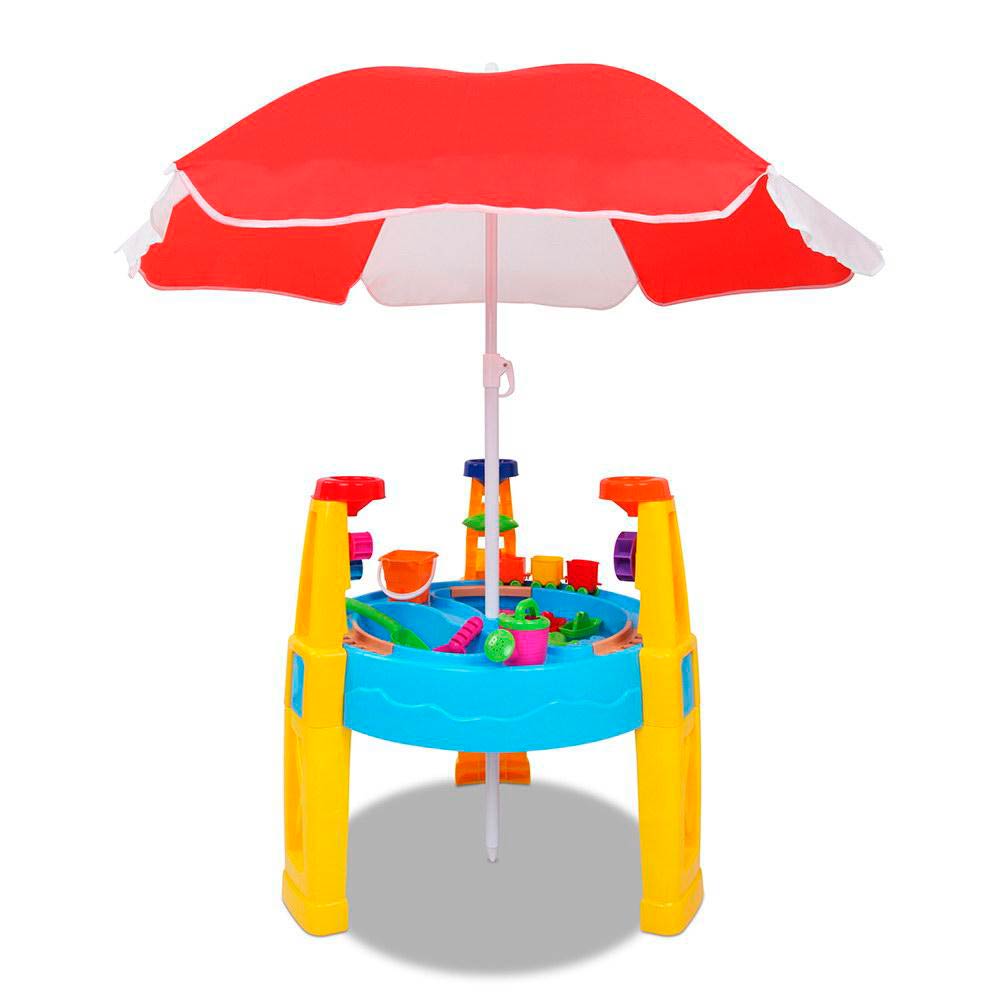 aire de jeux aquatique sablonneuse avec parasol