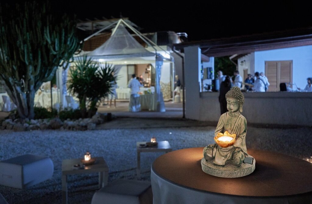 Grundig Grundig Statue de Bouddha avec lampe solaire LED bouton marche-arrêt durée de combustion 6-8 heures 17x16x27cm