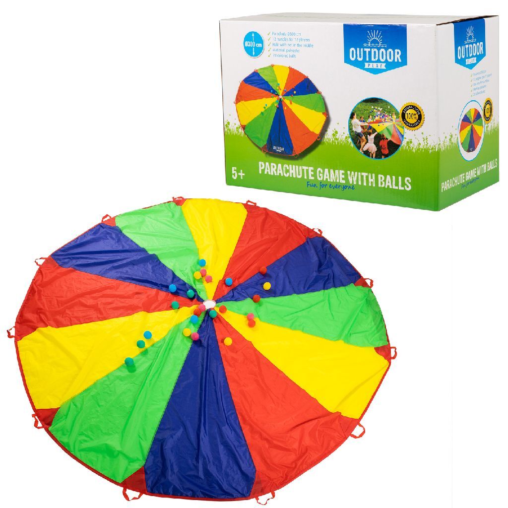 Jouer en plein air en tissu de parachute avec des balles