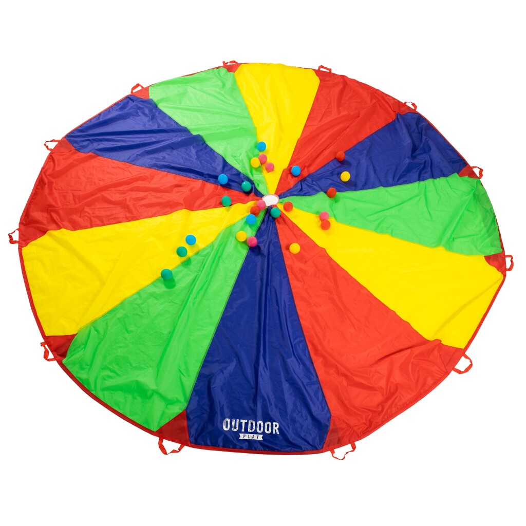 Jouer en plein air en tissu de parachute avec des balles
