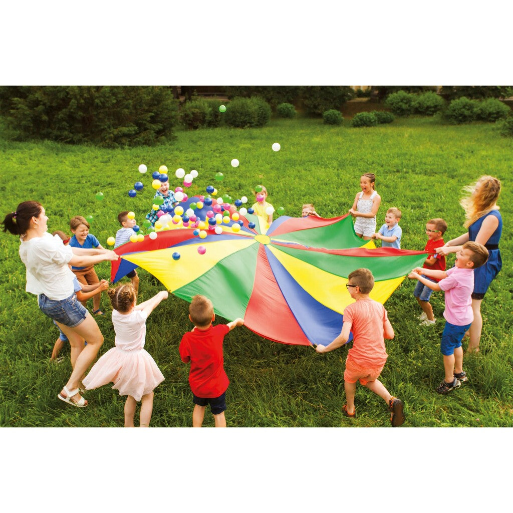 Jouer en plein air en tissu de parachute avec des balles