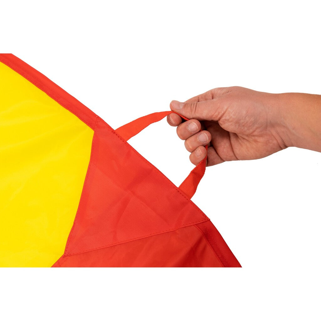 Jouer en plein air en tissu de parachute avec des balles