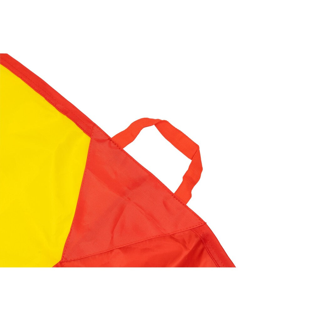 Jouer en plein air en tissu de parachute avec des balles