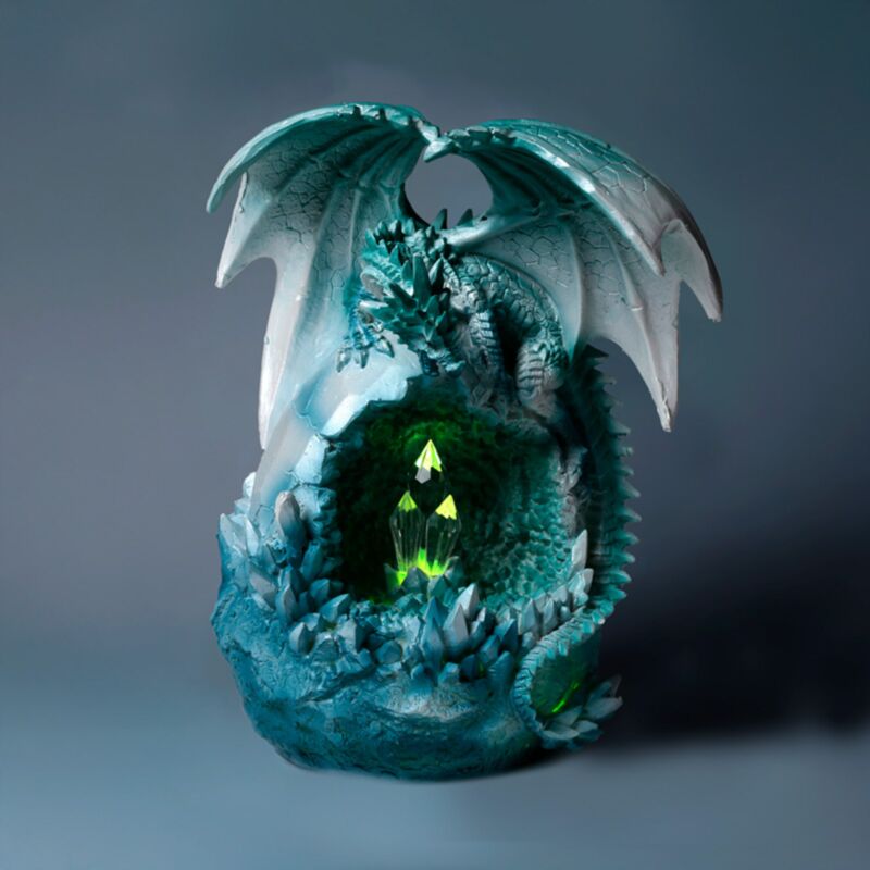 Les légendes sombres ont mené le dragon de la grotte de glace en cristal