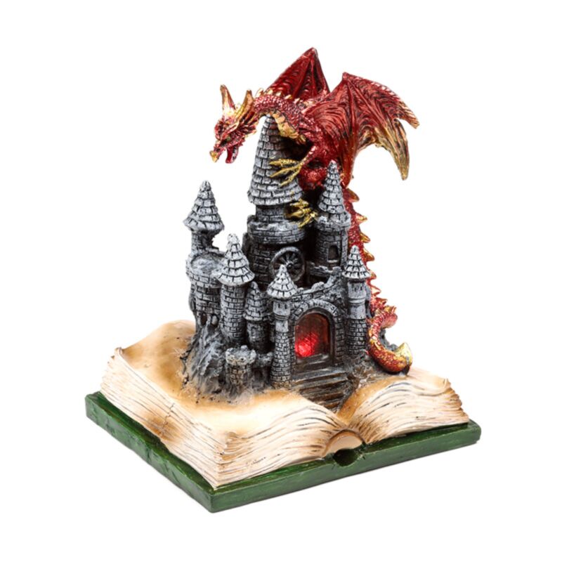 Des légendes sombres ont mené un dragon de terre de château de conte de fées enchanté