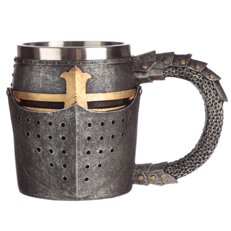 Chope à bière décorative en cotte de mailles avec casque de chevalier médiéval