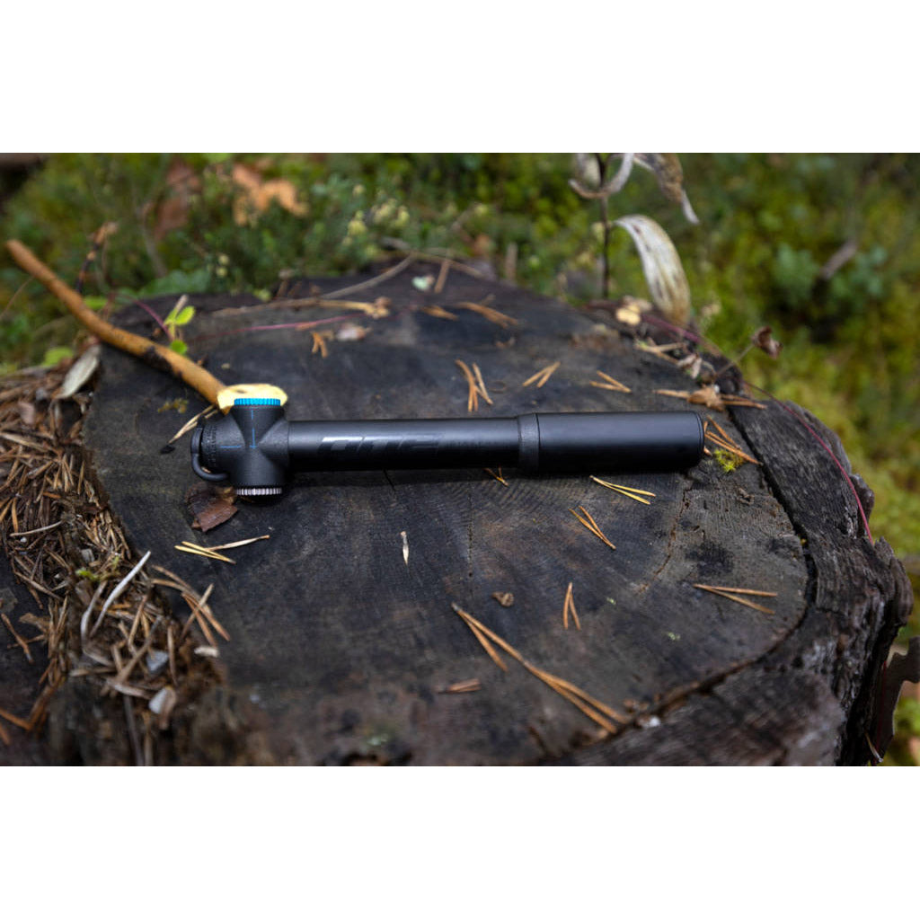 Une main pomp 90 mini-pompe noire