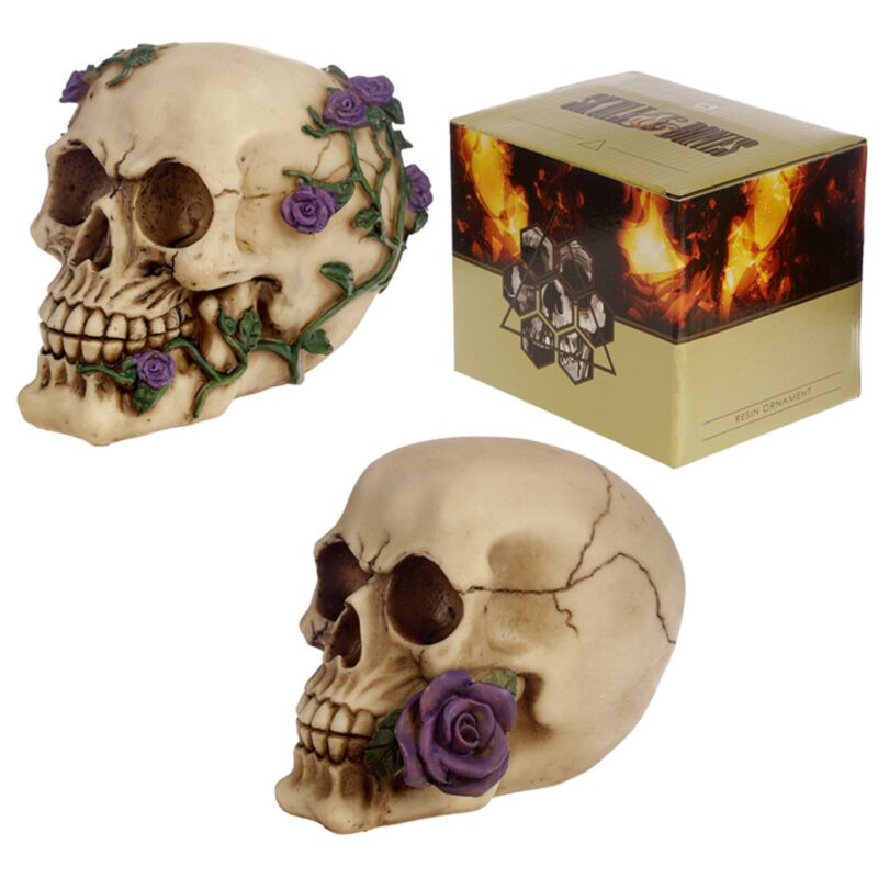 Os de crâne avec accessoire de maison de roses violettes