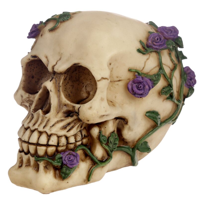 Os de crâne avec accessoire de maison de roses violettes