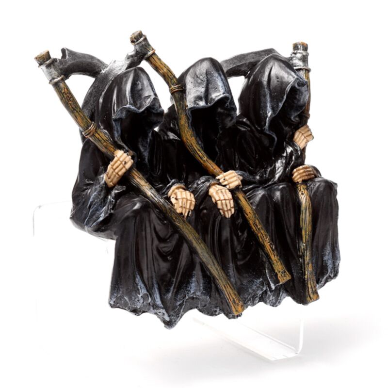 Le faucheur de la mort assis sur un canapé