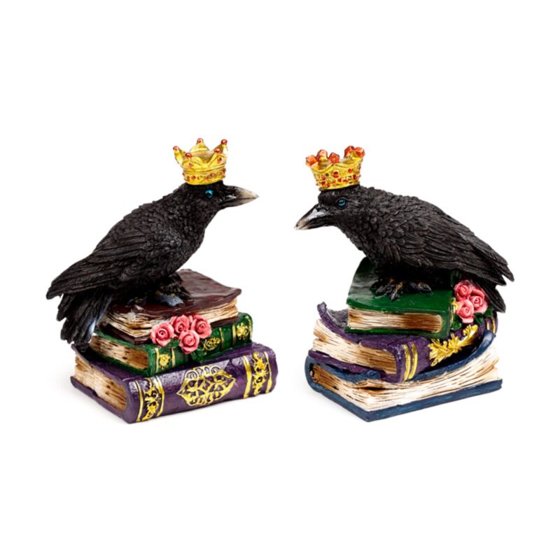 Corbeau avec couronne debout sur des livres