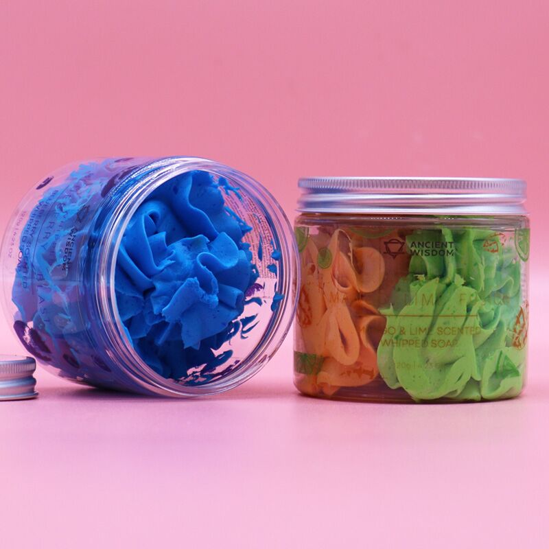 Pot de myrtilles avec nettoyant pour le corps au savon fouetté