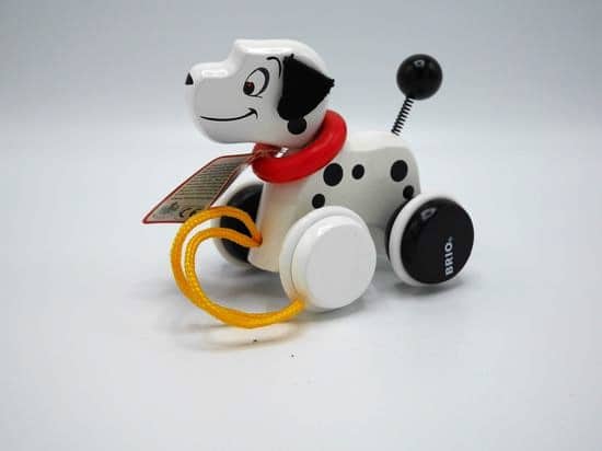 Figurine à tirer en bois Dalmatien Oku Brio par pièce