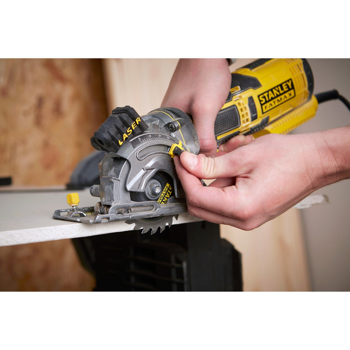 Scie circulaire à main multi-matériaux Stanley fatmax 650w (jaune noir, avec étui)