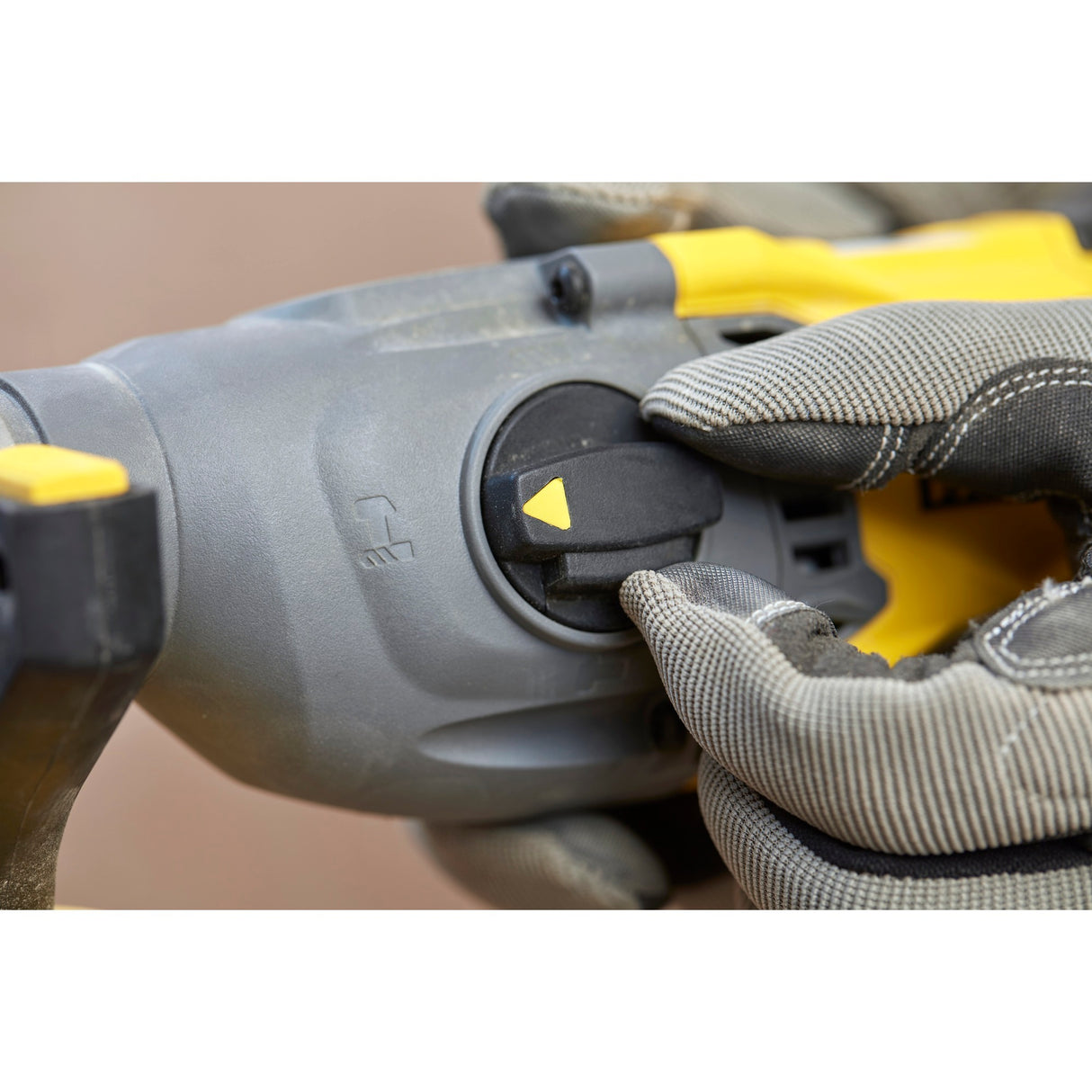 Stanley Fatmax V20 Kit combiné de perceuse à percussion sans fil sans balais 18 V (jaune noir, SDS+, 2 batteries et chargeur inclus, avec étui)