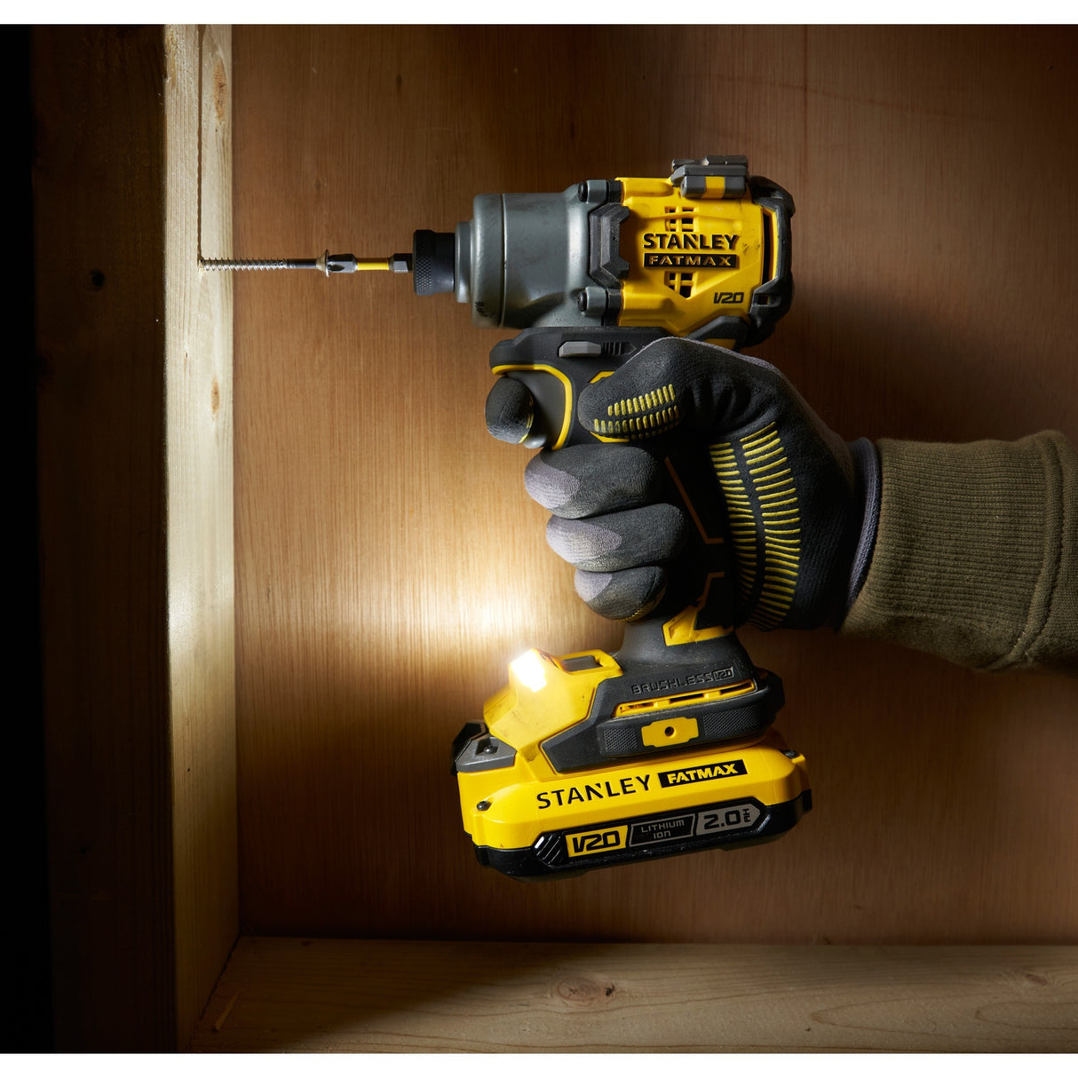 Visseuse à percussion sans balais Stanley v20 18v (jaune noir, étui, 2 batteries et chargeur inclus)