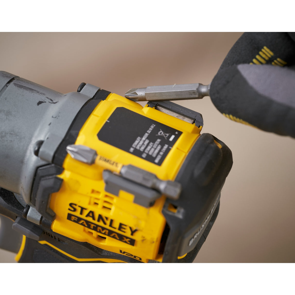 Visseuse à percussion sans balais Stanley v20 18v (jaune noir, étui, 2 batteries et chargeur inclus)