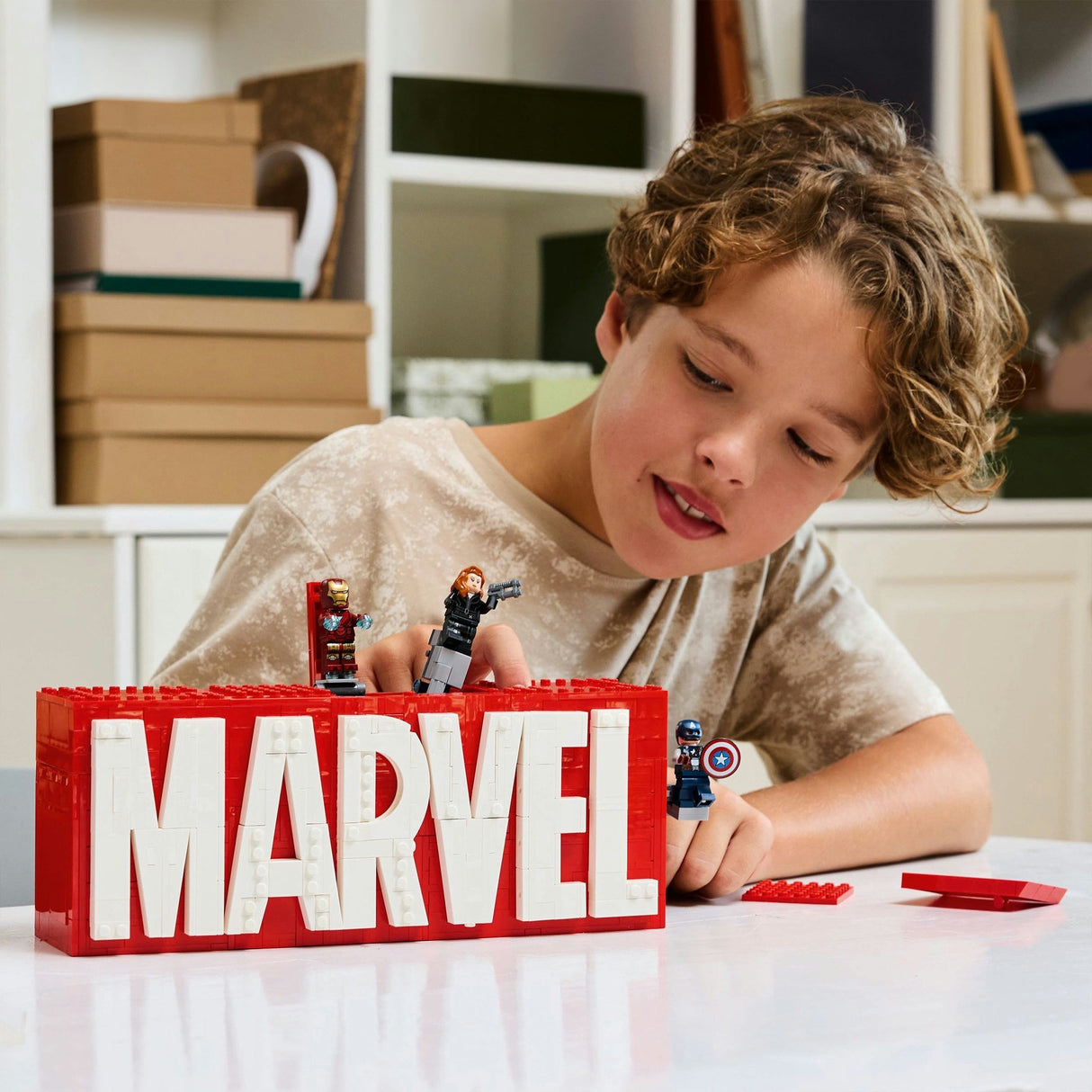 Lego super héros 76313 logo et figurines Marvel