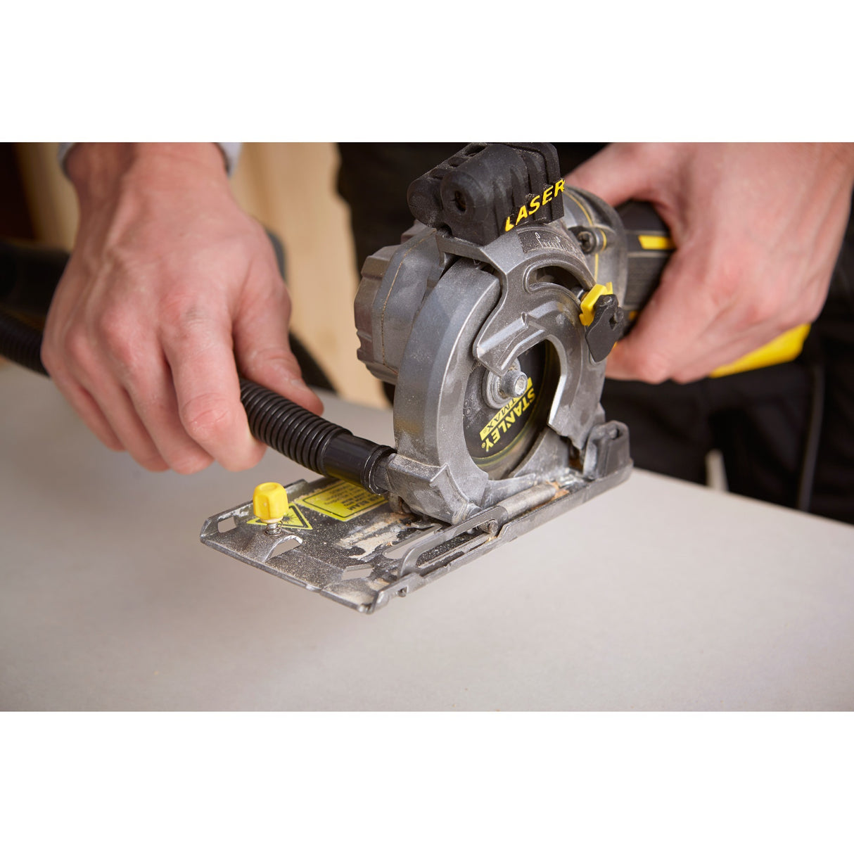 Scie circulaire à main multi-matériaux Stanley fatmax 650w (jaune noir, avec étui)